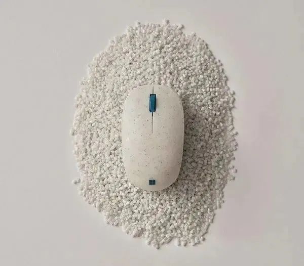 鼠标，不仅有磨砂的手感，也将黑点等瑕疵很好掩盖。