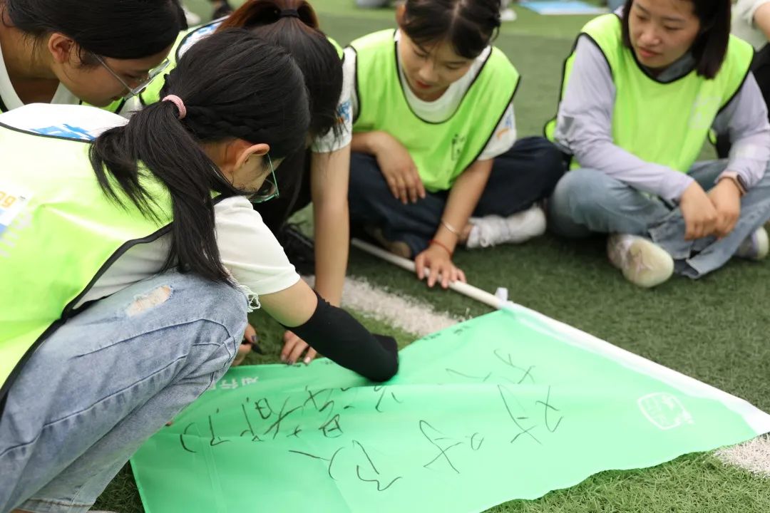 挥笔写下队名，许下对未来的期许