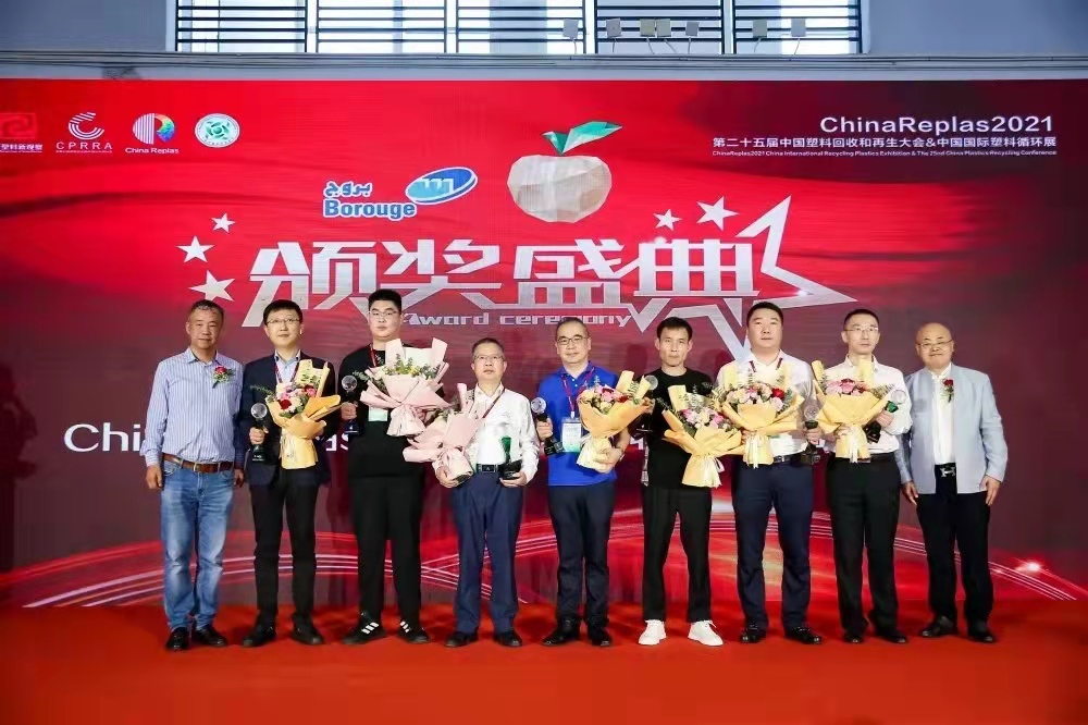 图左4-yp街机再生技术经理李志杰登台领奖